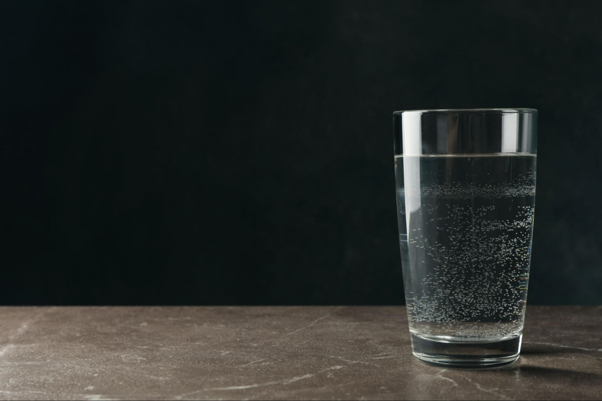 Стакан воды.&nbsp;Источник: elements.envato.com